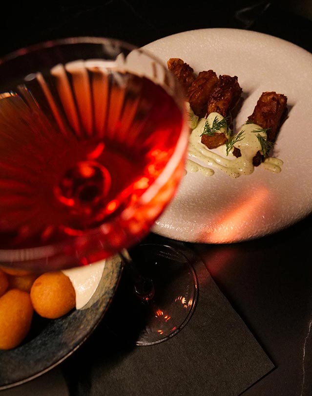 Cocktail rouge avec amuse-bouches