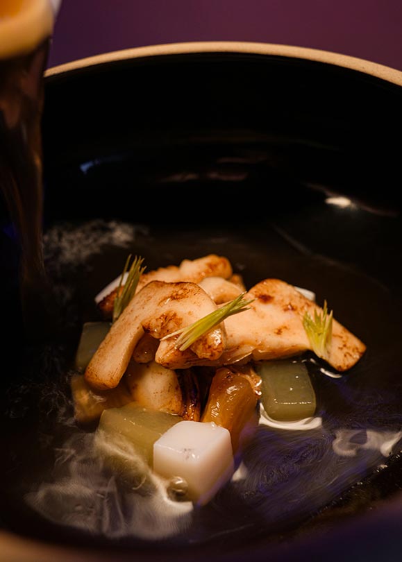 Matsutake with broth being poured
